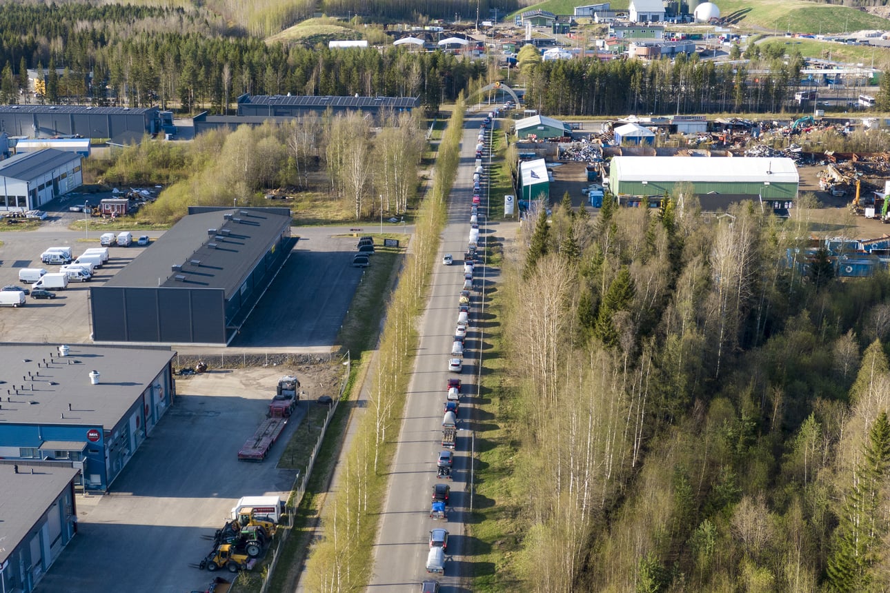 Ruskon jätekeskukselle vievä tie tukkiutui kilometrin päähän liikenneympyrään asti – pihatyöt saivat ihmiset liikkeelle