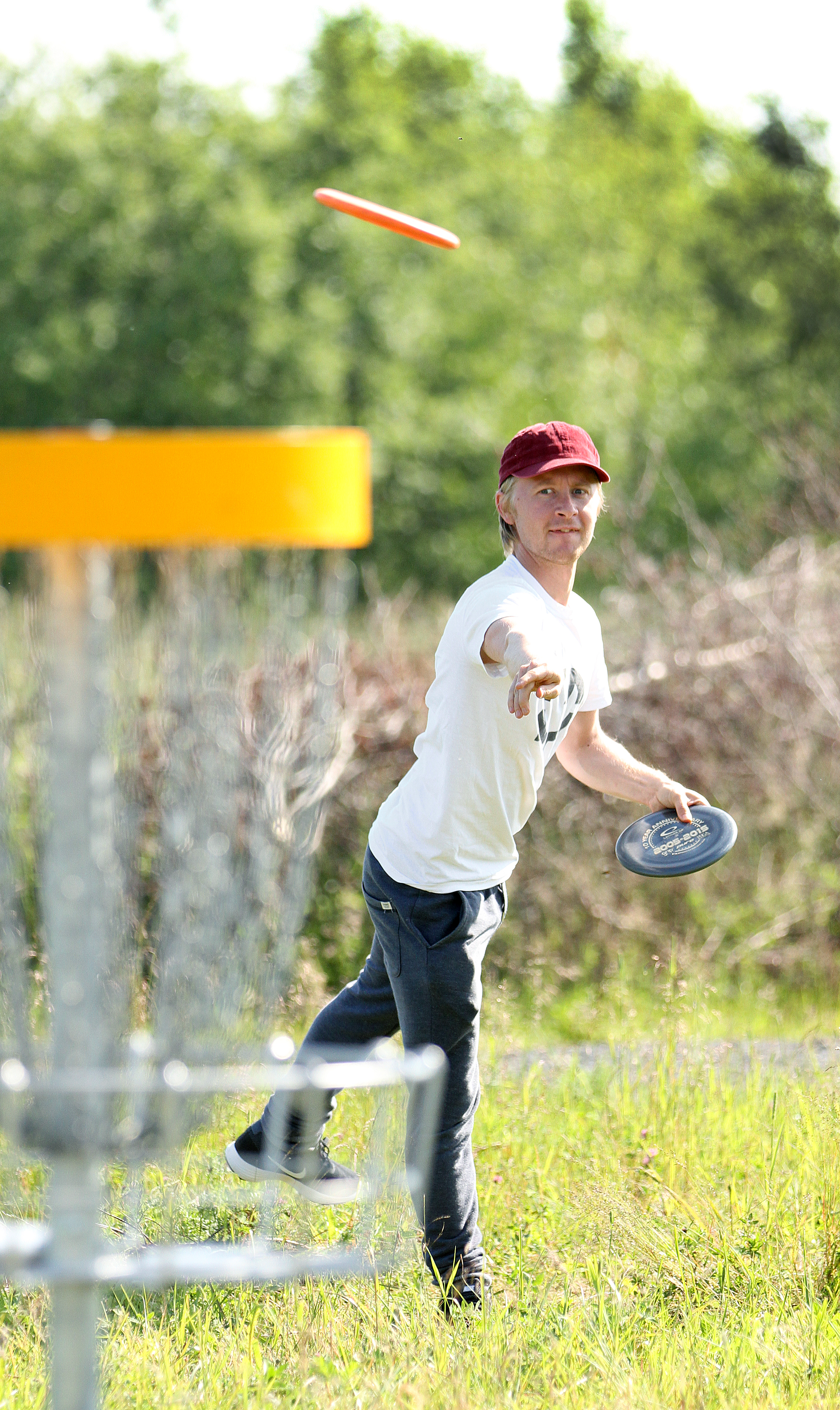 Hannes Laukkanen puttaa uudella 18-väyläisellä frisbeegolfradalla Oulunsalon Lassilanrannassa.
