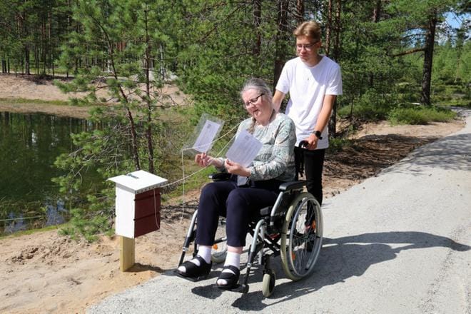 Leena Riihiluoma testasi uuden esteettömän reitin ennen avajaisia. Reitin suunnittelija Henri Hanhimäki kuunteli, mitä mieltä Riihiluoma oli. KUVAT: ANU NAHKALA
