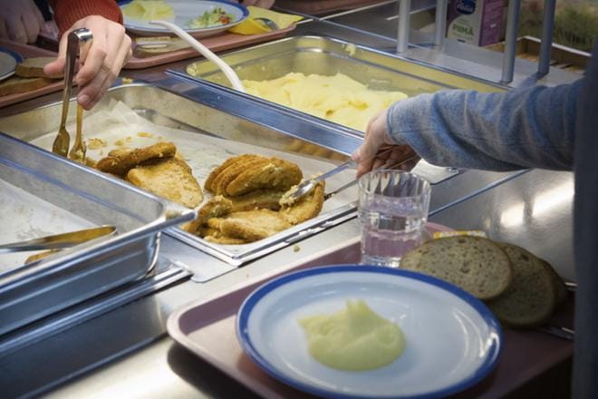 Kouluruokailut sujuvat maanantaina ja tiistaina Vaasassa ja Mustasaaressa, mutta Seinäjoella joissakin kouluissa turvaudutaan kotoa tuotuihin eväisiin. ARKISTOKUVA: JUSSI ASU
