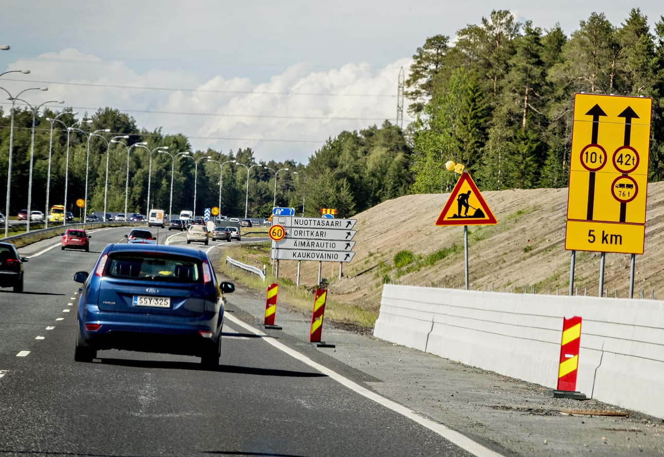 Nelostien remonttiin kuuluu myös meluvallien korotus. Valleja korotetaan Kaakkurin ja Höyhtyän välillä.