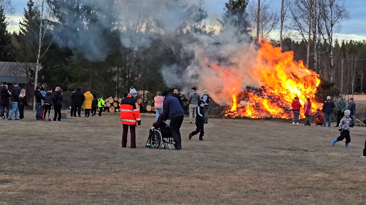 Haapajärvellä Koposperän kyläyhdistyksen touhuama pääsiäiskokkoa.