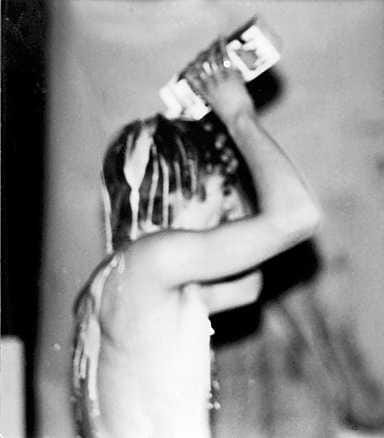 Ainoa tunnettu otos, jossa Juha Kaunis lotraa maidon kanssa Pyrinnöllä 29. maaliskuuta 1980.