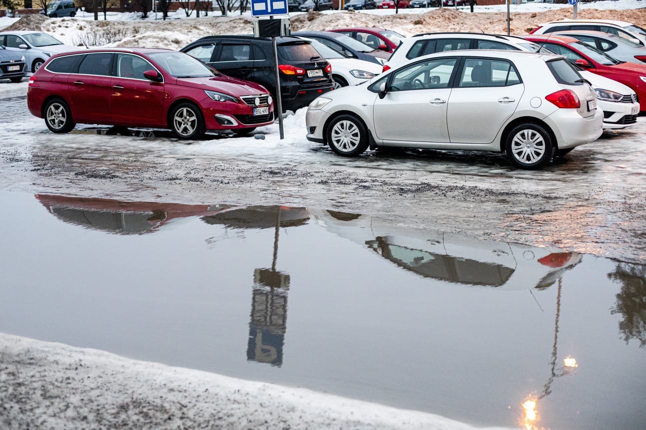 Rovaniemellä ja Kemissä katujen kunnossapitäjät joutuvat sulattamaan kaivojen kansia jääkuoren alta, jotta sadevedet saadaan pois kaduilta. Vesi kerääntyy lätäköiksi ja tekee kaduista entistä liukkaampia.