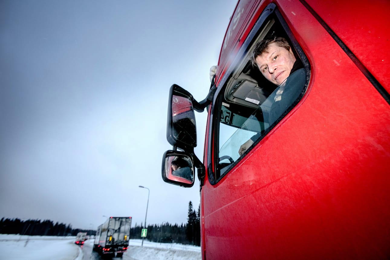 Jani Niemi joutui odottelemaan liikkeellepääsyä tunnin verran, kun tienpinnan liukkaus jätti autoilijat jumiin Kemissä.