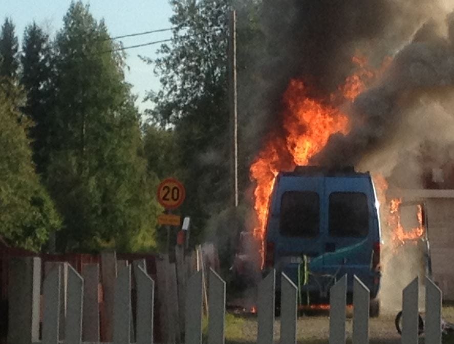 Asuntoauto paloi Oulunsalossa lauantai-iltana.