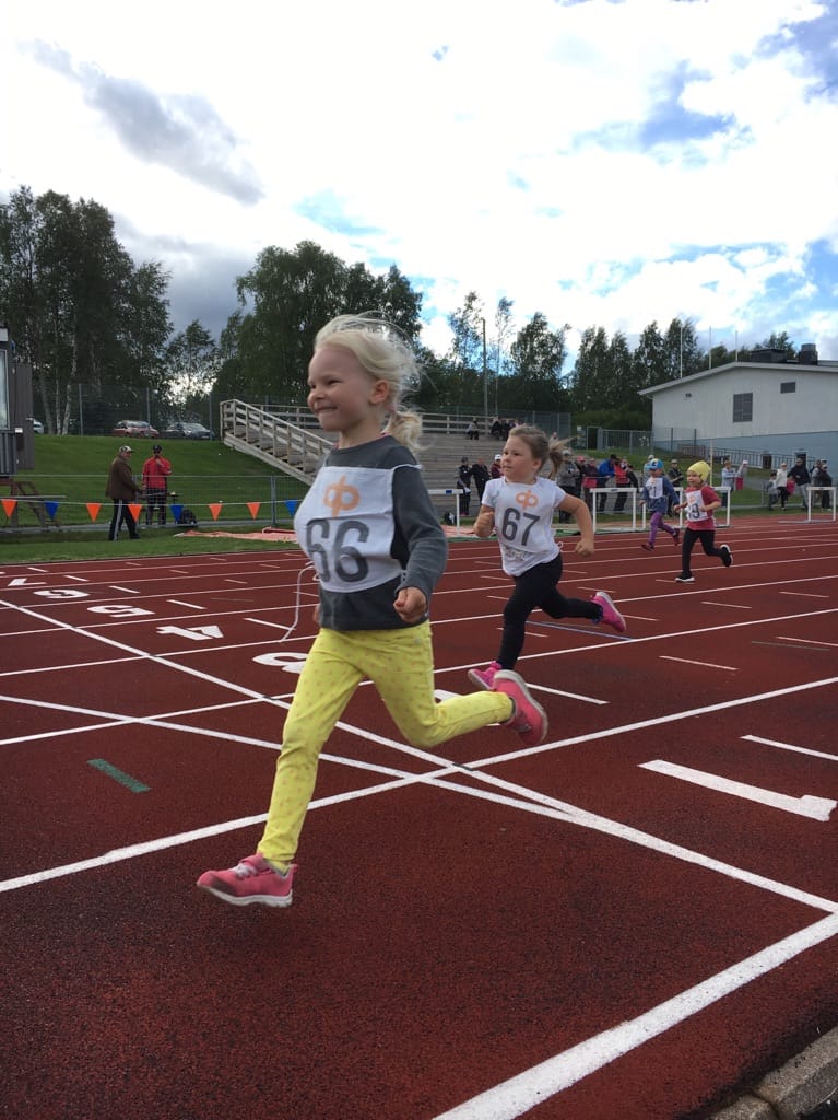 Liikkumisen ilo näkyy, kun Vilma Parkkisenniemi ylittää maaliviivan.