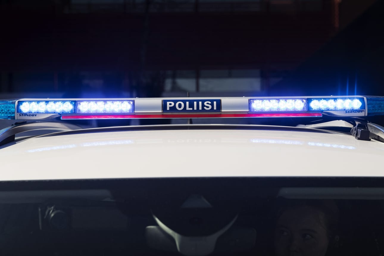 Skootterin kuljettaja päätti olla noudattamatta poliisin pysähtymismerkkiä ja lähti ajamaan karkuun pitkin keskustan aluetta.