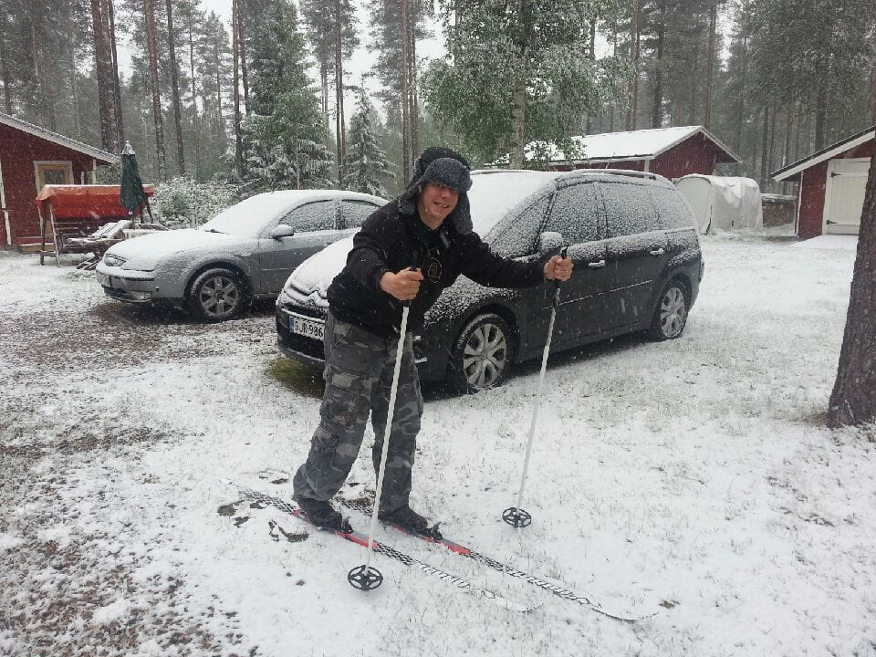Nokialta Ranualle kesäloman viettoon tullut Jani Juutinen haki sukset varastosta. "Näin tällä kertaa", Juutinen tuumasi lomasäistä.