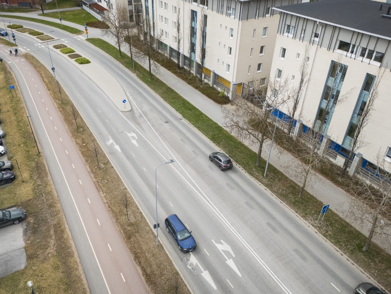 Uusi liikennemerkki tulee muun muassa Leevi Madetojan kadulle kohtaan, jossa kaksikaistainen osuus kapenee yhdeksi kaistaksi.