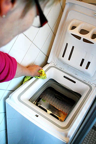 Oikea käyttö ja huolto pidentävät kodinkoneiden ikää. Esimerkiksi astianpesukoneen ja pyykkikoneen luukkujen tiivisteet pitää puhdistaa huolellisesti.