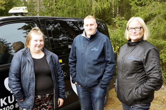 Emmi Mäkinen, Janne Hautaniemi ja Rita Lyyluoma kuuluvat samaan perheeseen, ja he toimivat kaikki taksinkuljettajina. KUVA: HENNA NEVALA