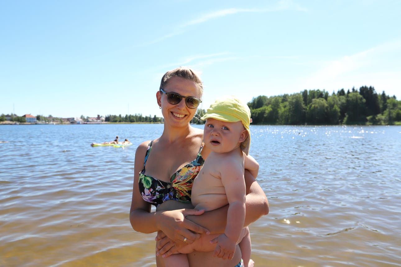 Jelena Guseva ja Aleksandr nauttivat hellesäästä Raahen Pikkulahdella. Kuuma kesä on heistä ihana.