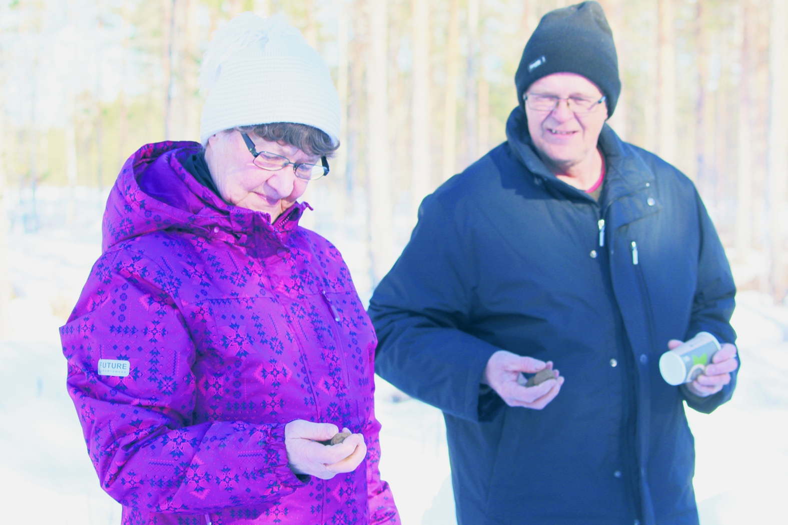 Anja ja Aaro Bäck tutkivat tuhkaraepalloja, joiden läpimitta on noin neljäkymmentä millimetriä. Pallo sulaa hitaasti metsään ja ravitsee jopa kymmeniä vuosia.