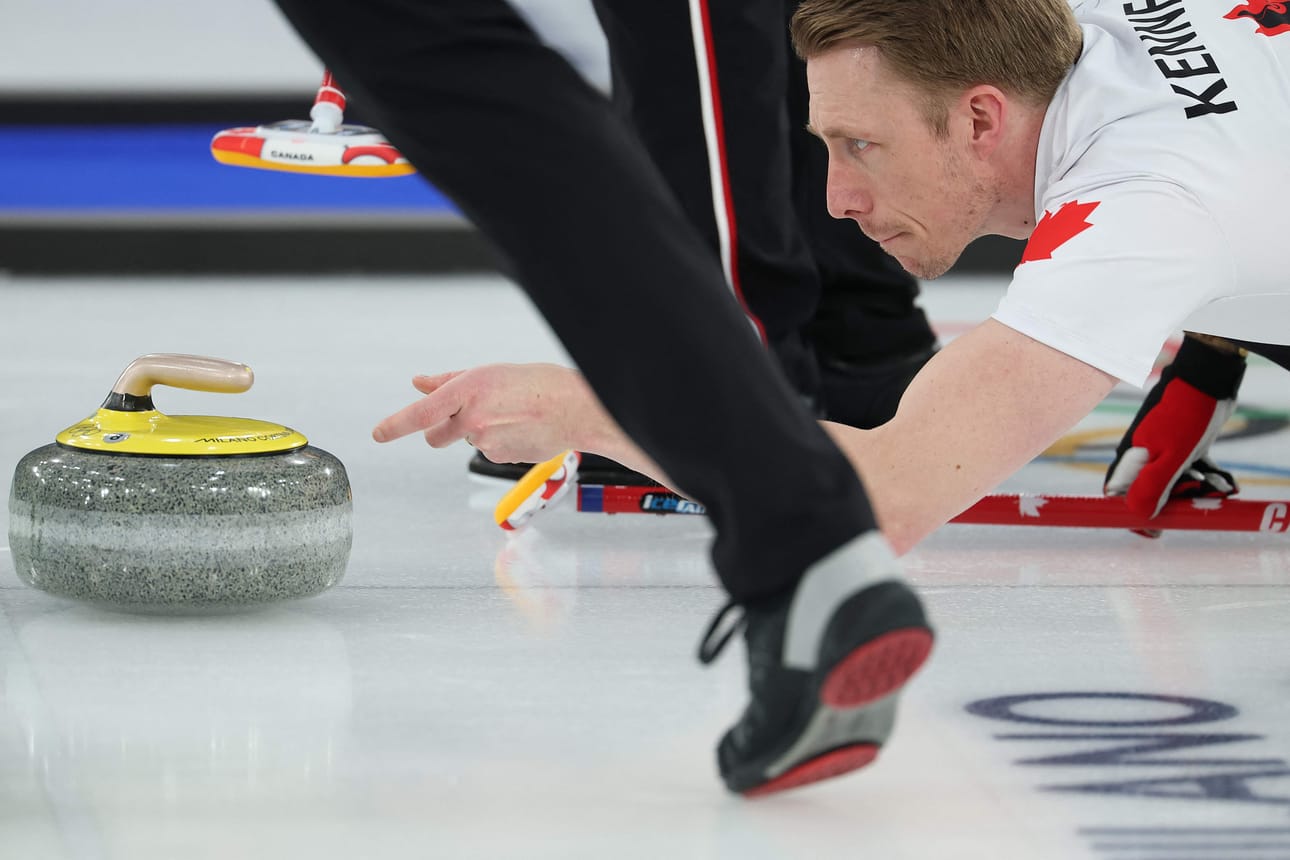 Marc Kennedyn on nähty koskettavan curling-kiven reunaa vielä kielletyllä alueella. Kennedy ei syytöksiä ole sulattanut.