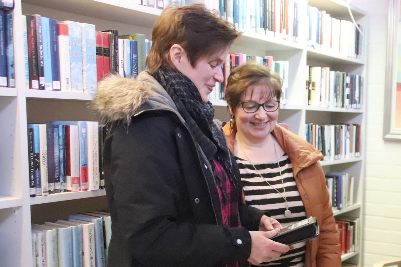 Helena Nissinen ja Riitta Lunki-Kervinen ovat innostuneet e-äänikirjojen kuuntelemisesta. Välillä on mukava tarkistaa, mitä äänikirjoja Rantsilan kirjaston valikoimasta löytyy.