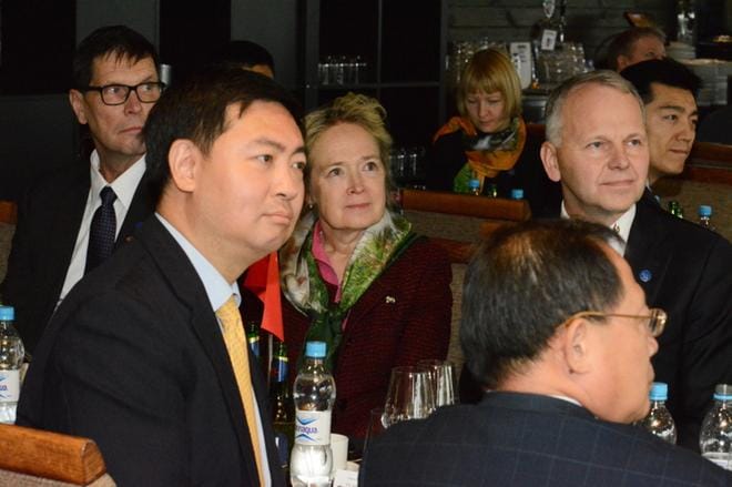 Pandatalon arvovaltaisimmat vieraat olivat Kiinan suurlähettiläs Chen Li (edessä), maa- ja metsätalousministeri Jari Leppä ja kansliapäällikkö Jaana Husu-Kallio. KUVAT: ELLA NURMI