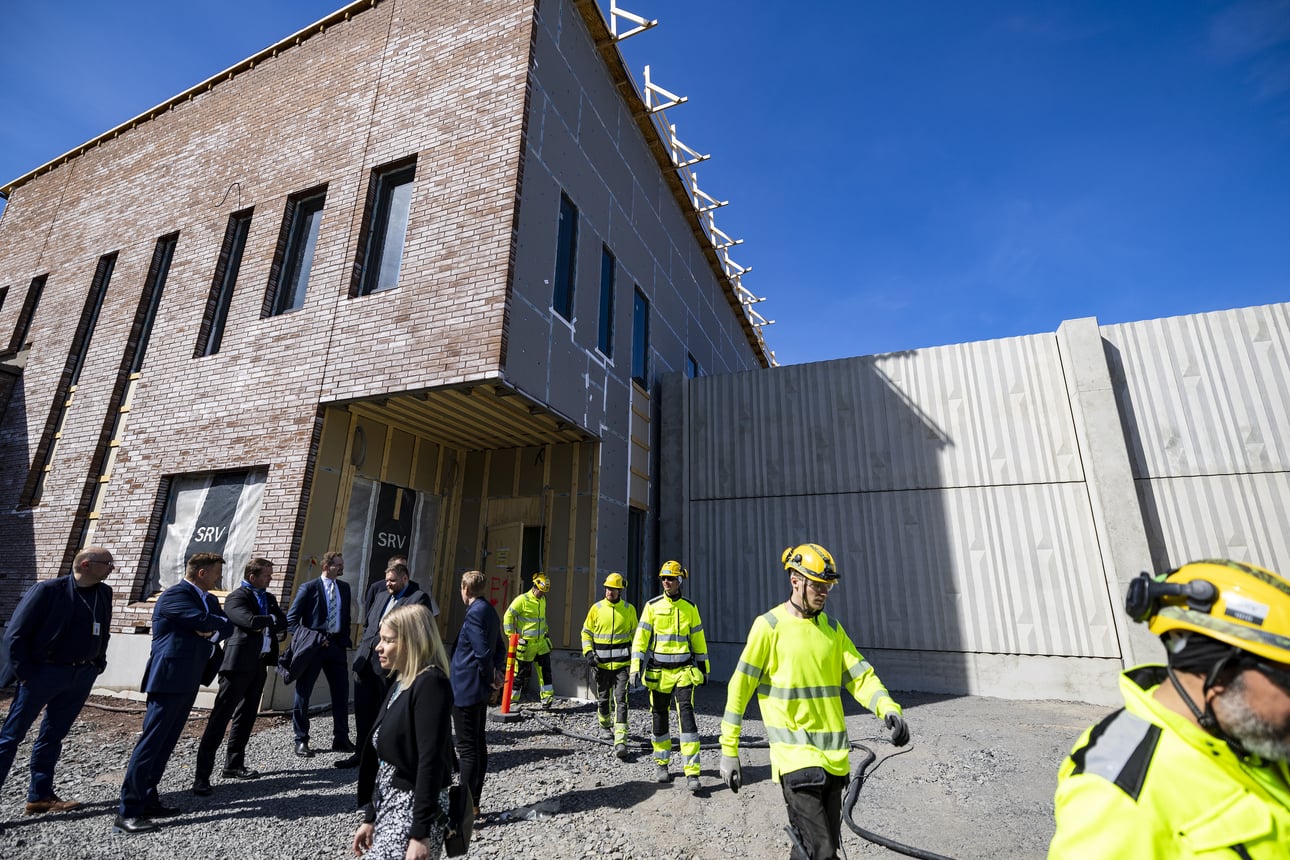 Ruskonselän turvakampuksella juhlittiin harjannostajaisia –  Oulun uuden vankilan 570 metriä pitkä muuri valmistui