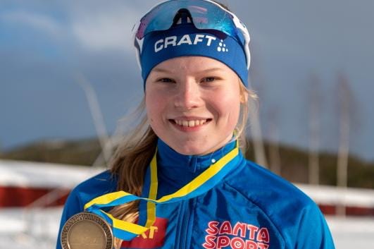 Maria Hoskari ja torstaina sprintissä saatu EM-pronssi. KUVA: SSL / TIMO MIKKOLA