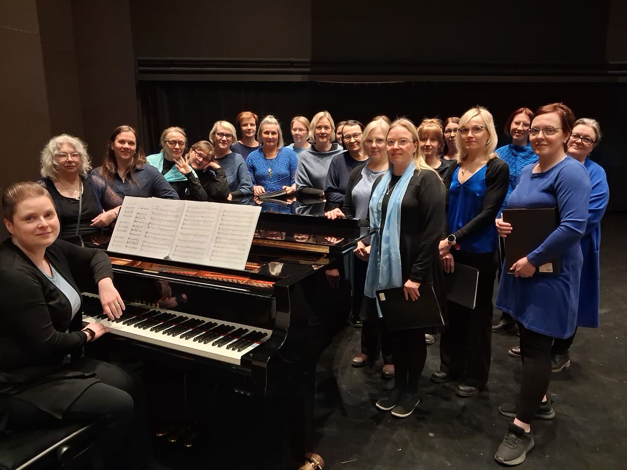 Tiima ja Hetki -naiskuorot esiintyivät yhteiskonsertissa Alajärvellä.