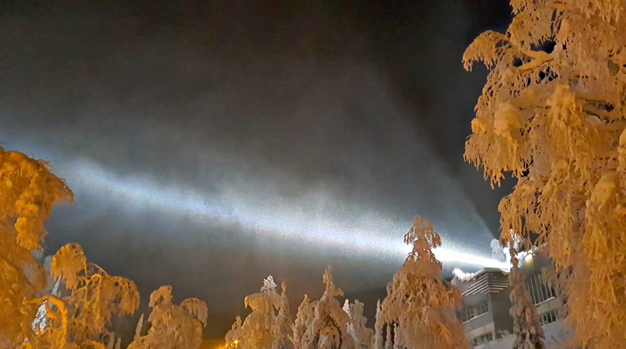 Valonheittimen valossa jääkiteinen pilvi välkehti huomiotaherättävästi illalla.