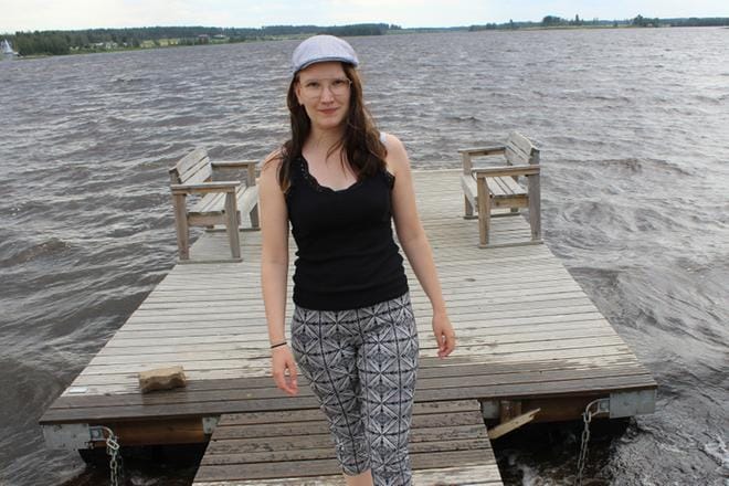 Sofia Hopiavuori kertoo taustalla olevan Kirkkojärven kuuluvan niihin järvien nimiin, joita löytyy monesta pitäjästä. KUVA: REIJO HEIKKILÄ