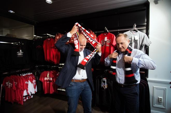 Telian Head of Hockey Olli-Pekka Takanen ja Sportin toimitusjohtaja Tomas Kurtén keskustelivat yhteistyökuvioista torstaina Vaasassa. Päämääränä on lisätä katsojan tyytyväisyyttä. KUVA: JARNO PELLINEN