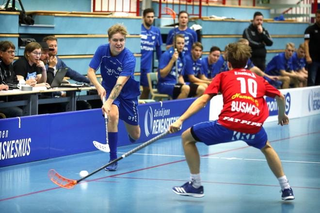 Jymyn Oula Keski-Hynnilä vei tehokkaasti palloa M-Teamin Eetu Erkkilän estellessä. KUVA: JOUKO HÄNNINEN