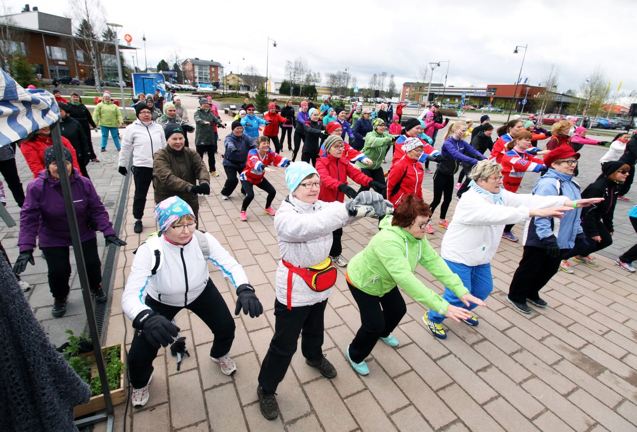Vuonna 2015 Leidit lentoon -tapahtumassa jumpattiin ennen lenkkeilyä.