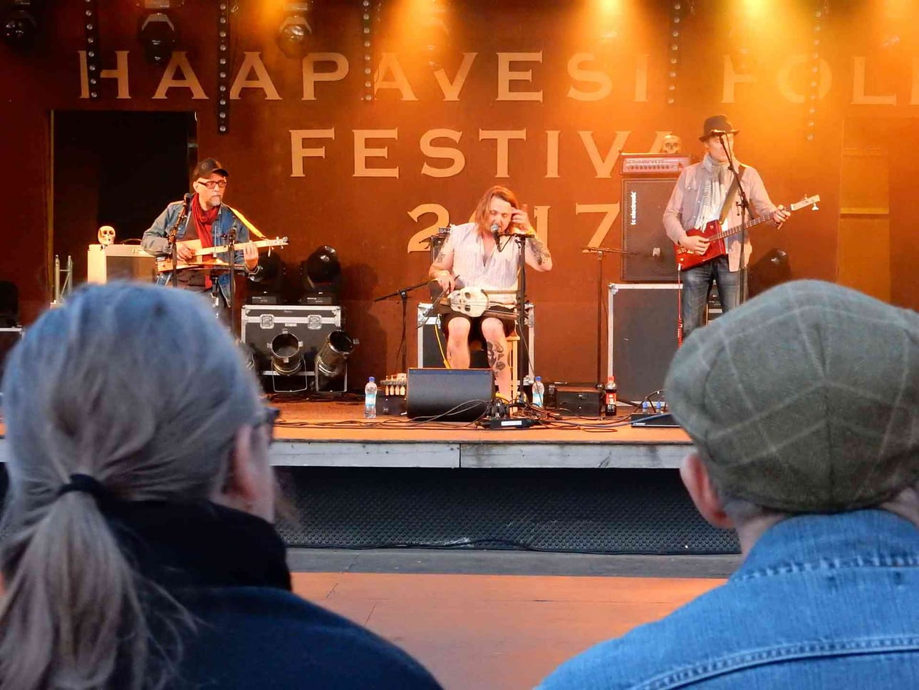 Pekko Käppi ja K.H.H.L on kansanmusiikkipiireissä jo varsin tuttu, sillä lauantai-iltana Folk-lavalla kuultu Käppi porukoineen sai fanien jalat liikkumaan tahdissa. Käppiä on kuultu Folkeilla aiemminkin.