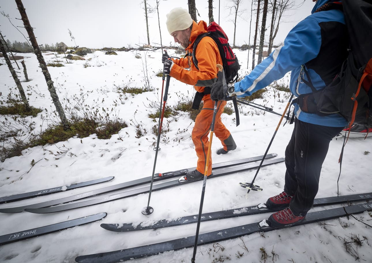 Sami Kaikkonen testasi tuhannen euron metsäsuksia helmikuussa 2025.