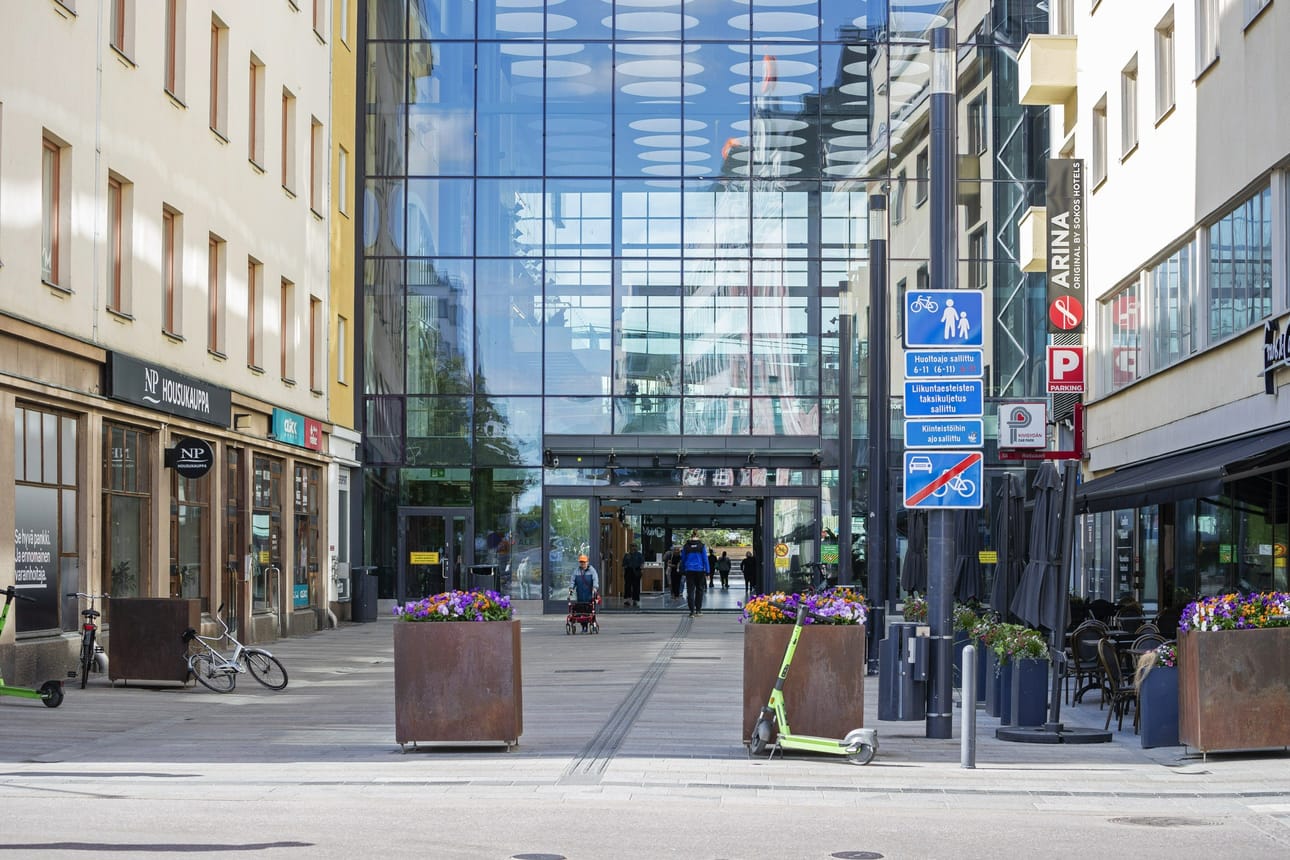 Ulkomaalaistaustaista miestä puukotettiin tiistai-iltana kauppakeskuksen käytävällä. LEHTIKUVA / Timo Heikkala
