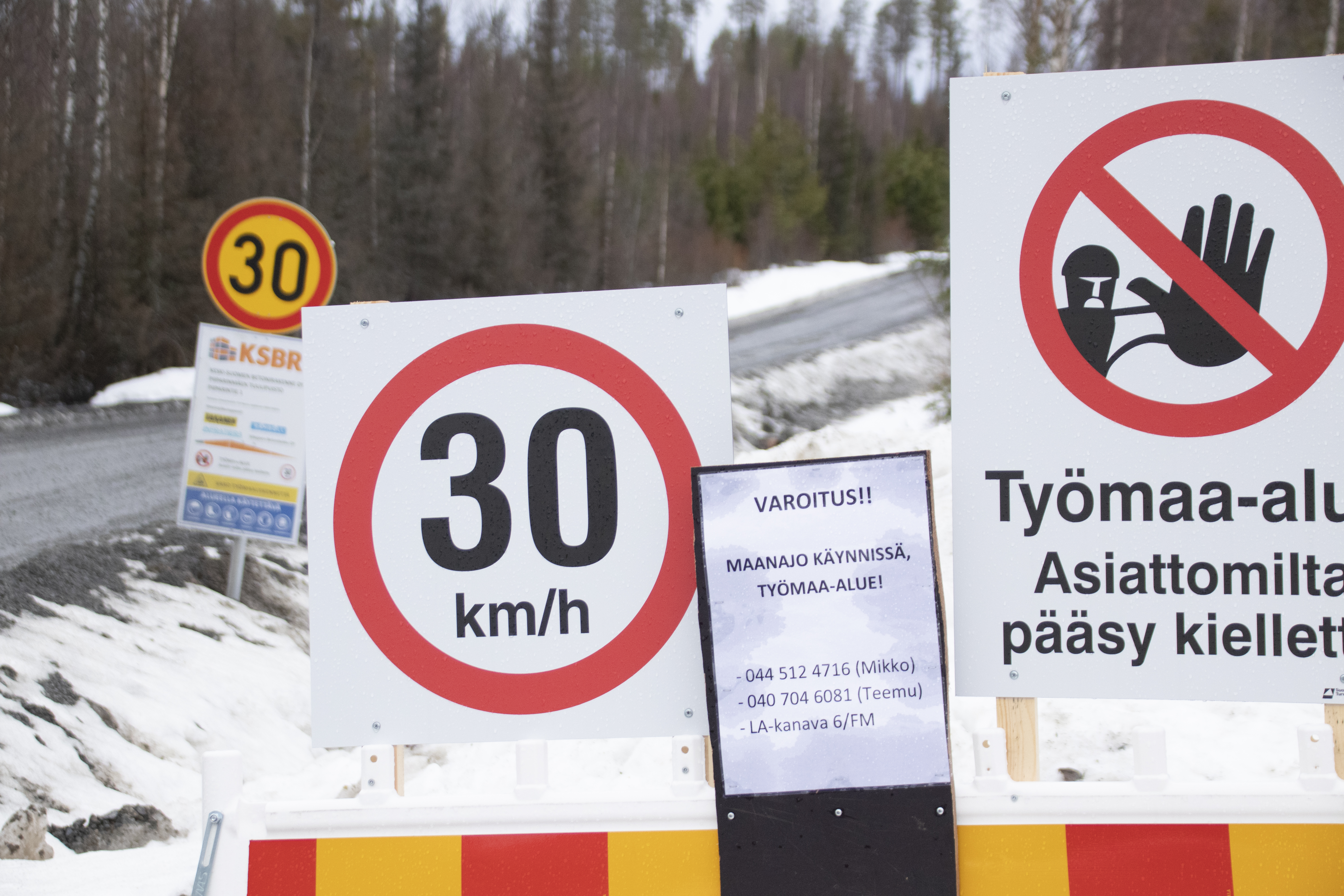 <p>Piiparintie on tuulivoimatyömaan vuoksi työmaa-aluetta. Käynnissä on maanrakennustyöt 41 tuulivoimalan tarpeisiin.</p>