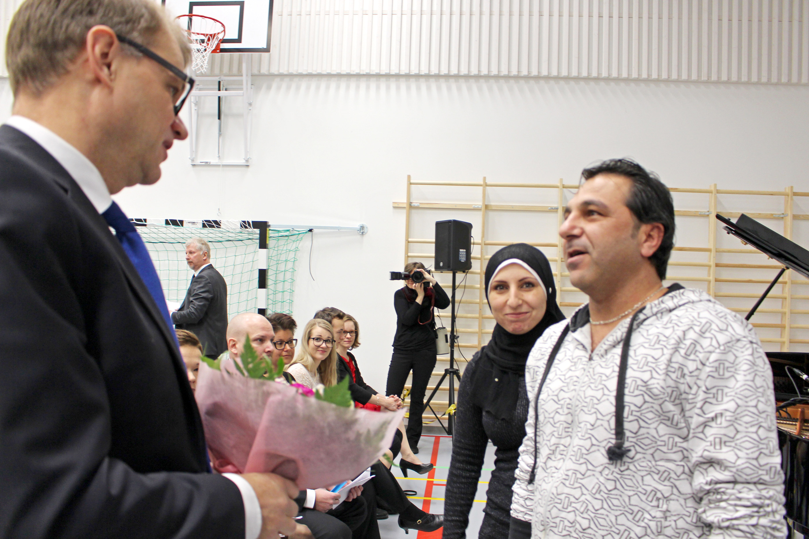 Syyriasta kiintiöpakolaisina tulleet Amal ja Firas Alkadour kävivät ojentamassa pääministeri Juha Sipilälle kiitoskimpun. Kuvat: Kirsi Junttila
