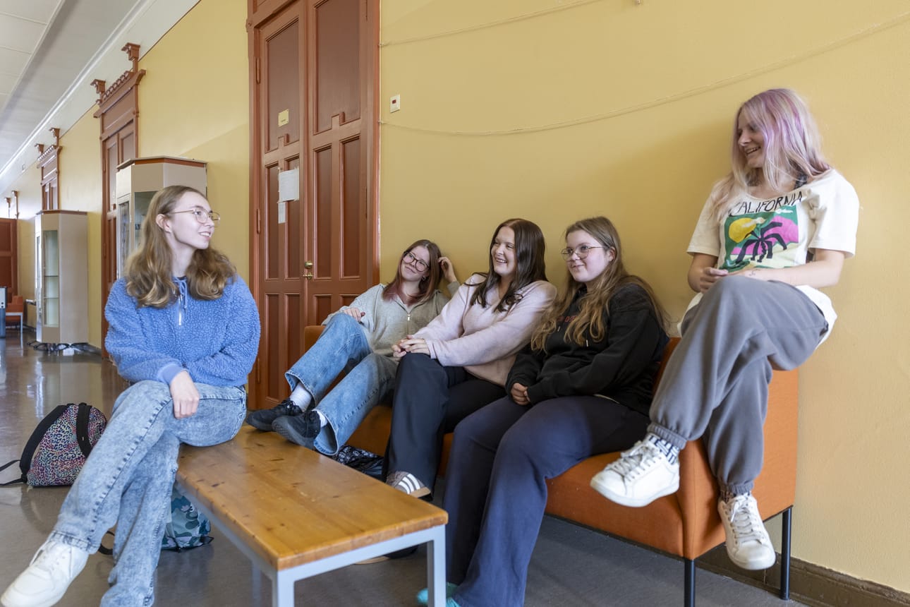 Myllytullin koulun tukioppilaat Hillevi Sivonen (vas.), Nea Lappalainen, Linda Lindroos, Amanda Mosorin, Olivia Boumanne.kertovat tukioppilastoiminnan kehittäneen heidän sosiaalisia taitojaan.