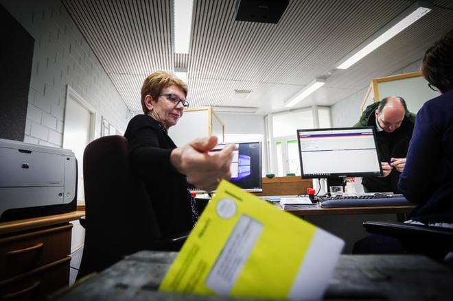 Vaalivirkailija Raija Luopa oli täystyöllistetty varsinkin tänään aamupäivällä, jolloin uurnilla kävi teuvalaisia äänestämässä vilkkaasti. Kuva: Maija Saanio