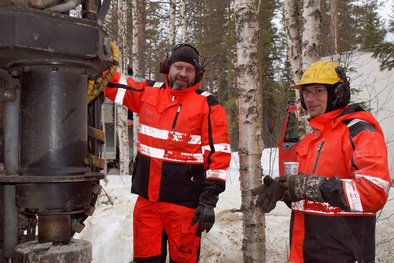 Janne Ylitalon (oikealla) ja Sauli Paavolan työpäivä venähti, vaikka kahvitkin hörpättiin työn tuoksinassa.