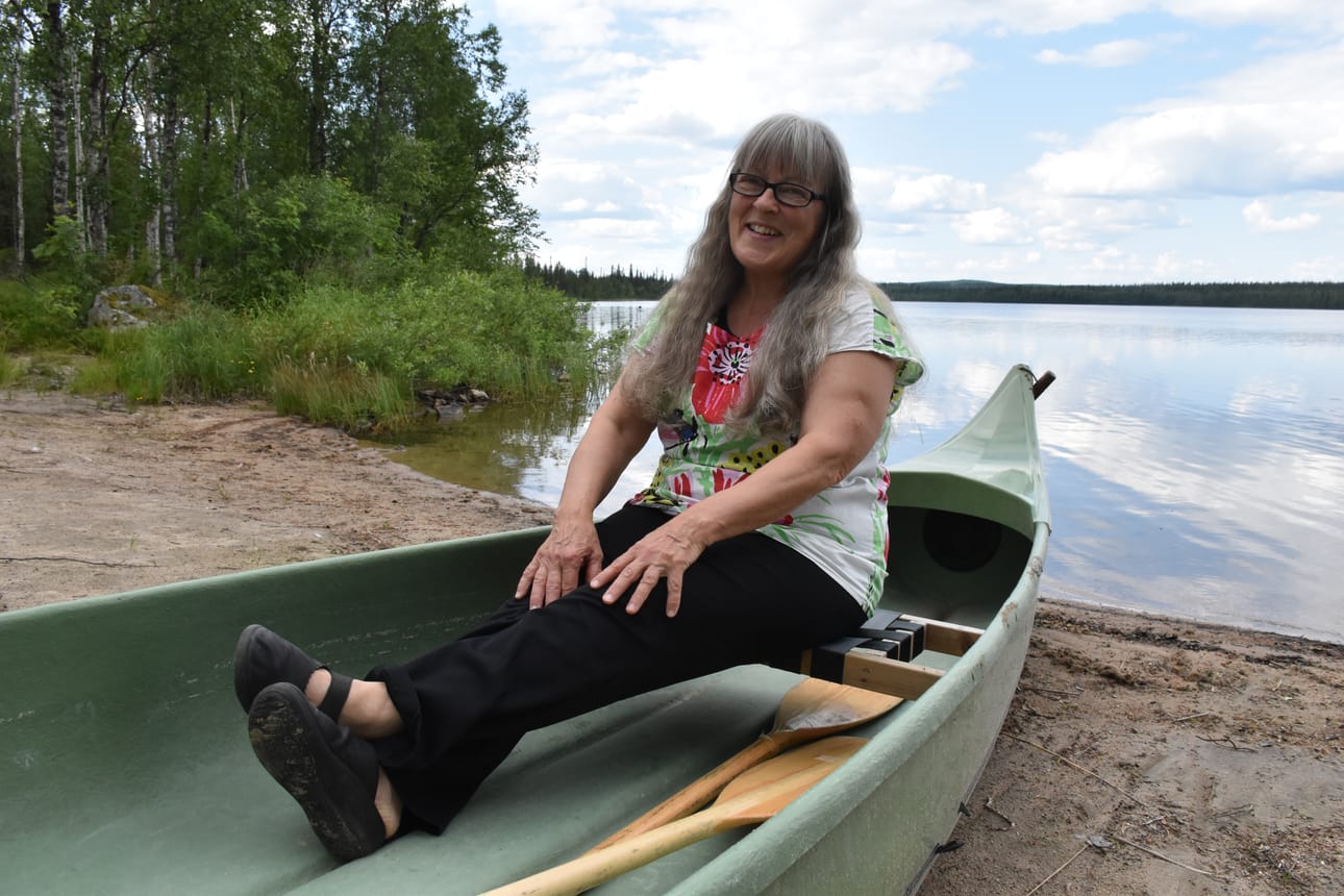 Helena Sormunen tyttärensä luona Särkiluomassa, jossa hän usein meloo iltaruskossa. Alkuviikon kesäpäivää hän vietti Särkiluomassa rakkaiden ystäviensä kanssa rantasaunoen.