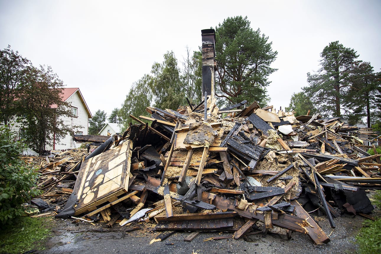 Kihokinkujalla palaneesta talosta oli torstaina iltapäivällä enää rauniot jäljellä Kemin Siikakankaalla.