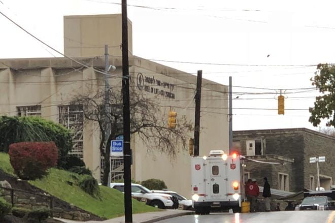 Pittsburghin synagogaan tehdyssä iskussa kuoli ainakin 11 henkilöä, minkä lisäksi kuusi haavoittui. KUVA: Vincent Pugliese/EPA