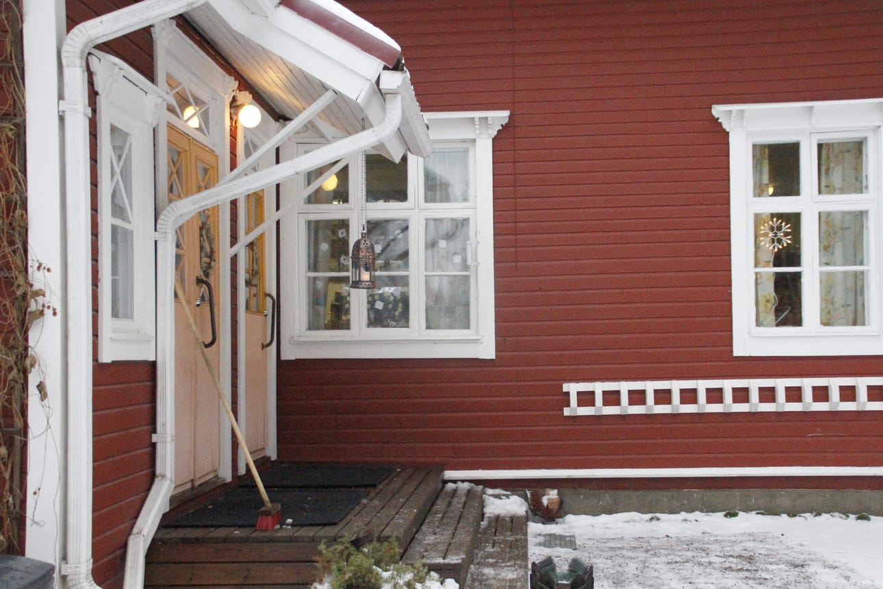 Pulkkilan päiväkotitoiminta aloitettiin Eerolan talossa, jossa toimii yhä esikoulu.