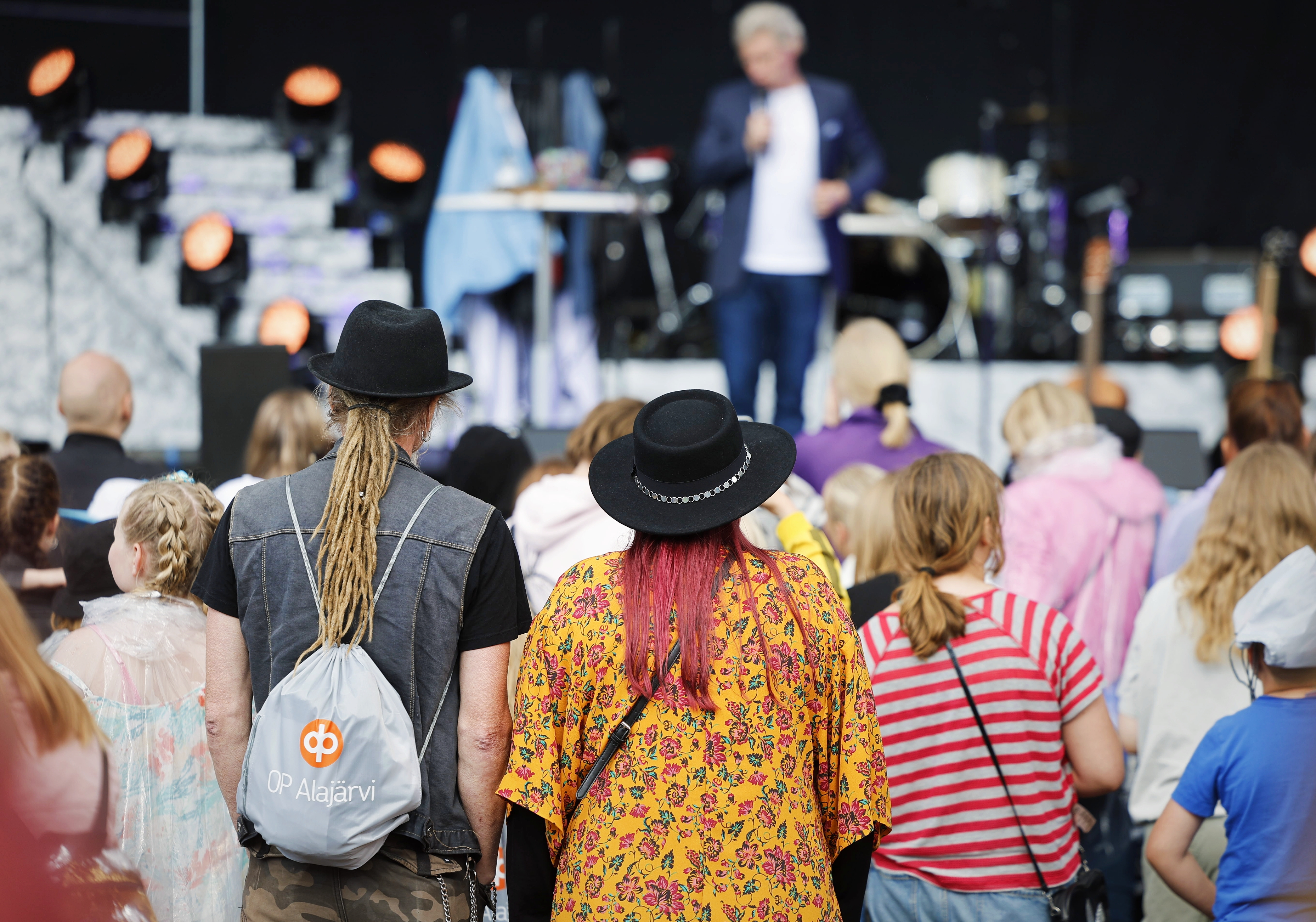 Lavan edessä musiikki kuulostaa parhaalta. Lavalle on tässä vaiheessa ennättänyt jo imimitaattori-näyttelijä Jarkko Tamminen.