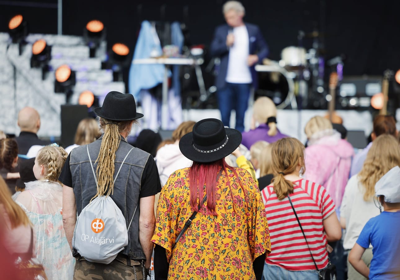 Lavan edessä musiikki kuulostaa parhaalta. Lavalle on tässä vaiheessa ennättänyt jo imimitaattori-näyttelijä Jarkko Tamminen.