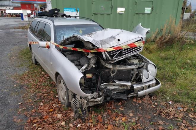 Auton matka päättyi törmäykseen polttoaineasemalla. LUKIJAN KUVA