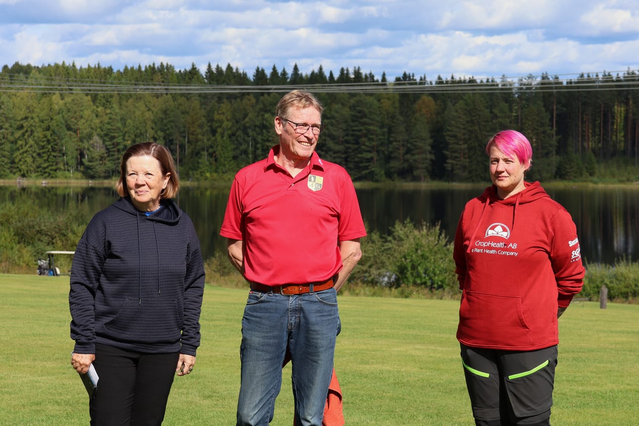 Tarja Mänty, Vesa Koskimäki ja Mira-Maria Pihala ovat iloisia Ähtärin Golf Oy:n kentälle myönnetystä ympäristösertifikaatista.