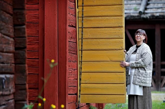 Museotädiksi ja elämystuottajaksi itseään tituleeraavan Lea Salinin mukaan Yli-Lauroselan piha muutetaan kulutusta kestäväksi tannernurmeksi ensi kevääseen mennessä. KUVA: TOMI KOSONEN