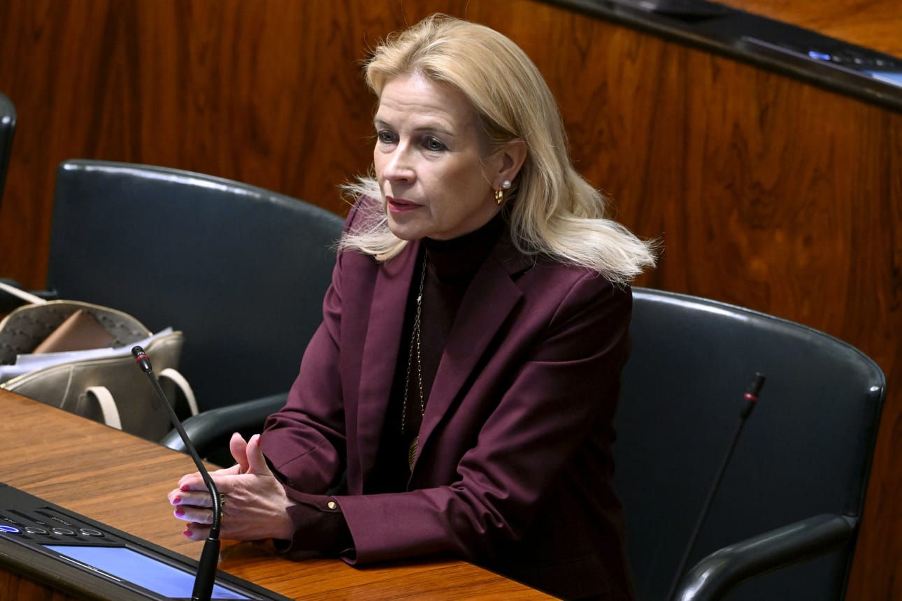 Kokoomuksen kansanedustaja Pia Kauma pitää perussuomalaisten somessa julkaisemia kuvia asiattomina.