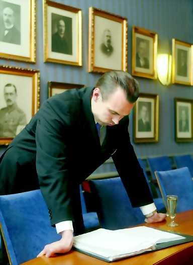 Kiitokset laulaen. Tenori Petrus Schroderus kiitti stipendistä laulamalla kolme laulua.