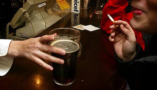 Tupakointi ravintoloissa aiotaan lopettaa lailla.