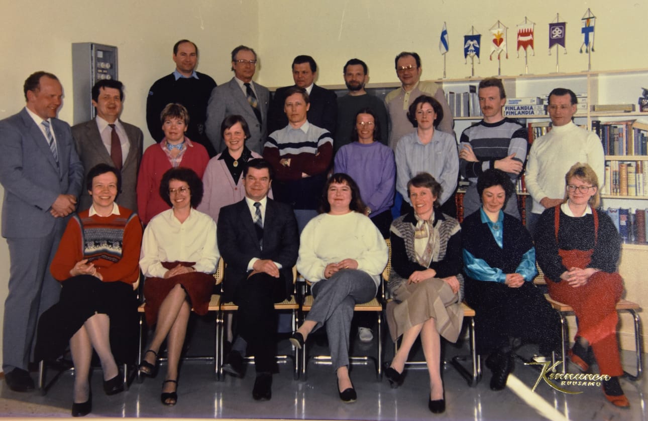 Kuusamon lukion opettajia vuonna 1986. Kuvassa muun muassa keskellä edessä Aino Härkönen, takana keskellä Heino Leinonen, keskirivissä oikealla Pentti Mannermaa ja keskirivissä toinen vasemmalta Seppo Ervasti.